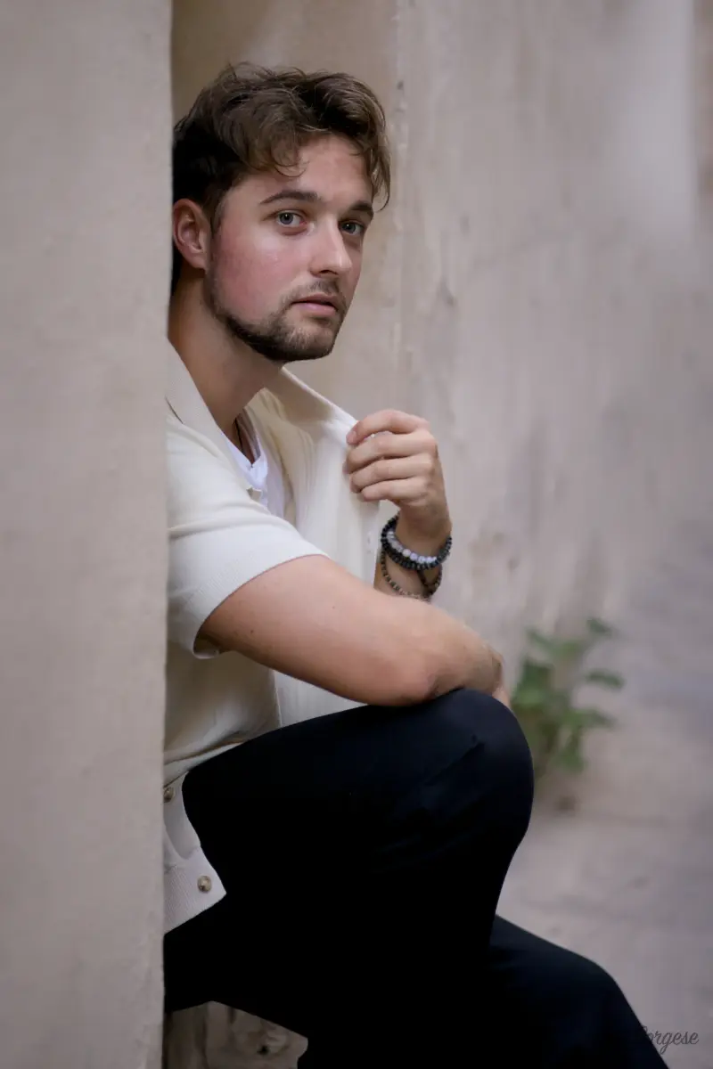 Celian — retrato en exterior en Oviedo