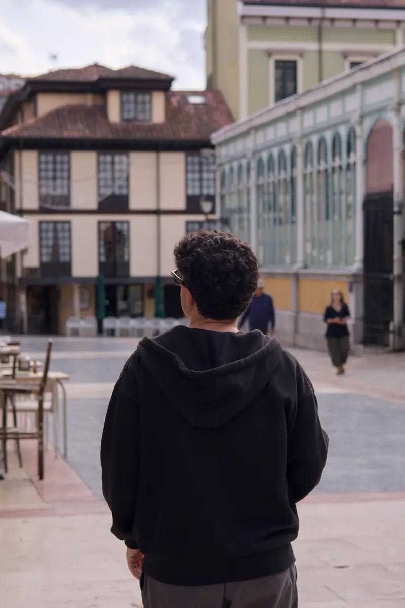 Jake — retrato en exterior en Oviedo