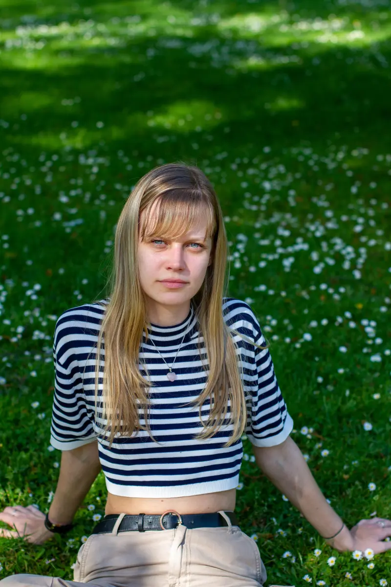 Manon — retrato en exterior en Oviedo