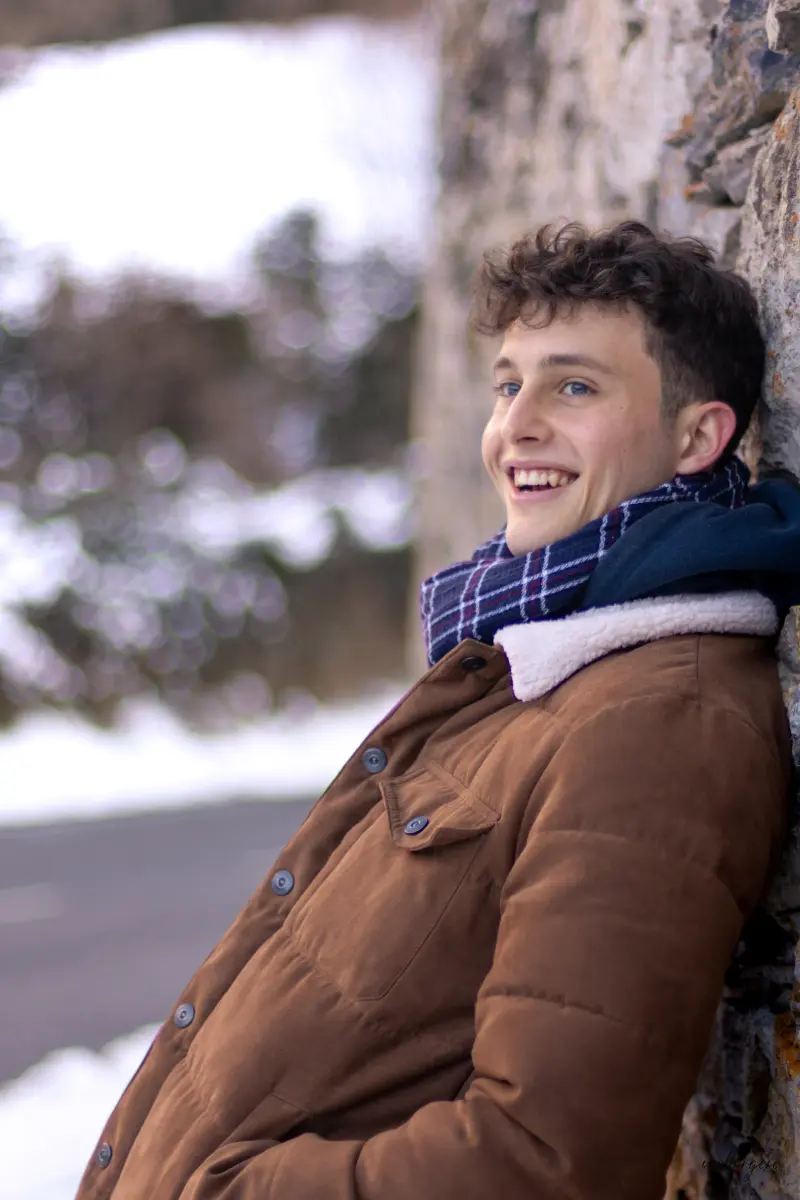 Thomas — retrato en exterior en Oviedo